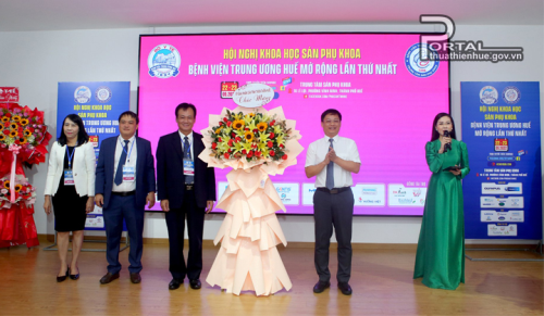 Phó Chủ tịch Thường trực UBND tỉnh Nguyễn Thanh Bình tặng hoa chúc mừng hội nghị