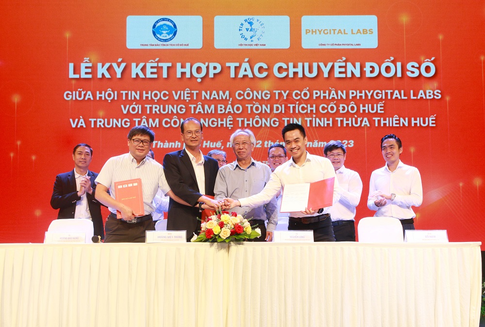 The signing of digital transformation collaboration activities took place during the seminar "Connecting Reality with Digital: Thua Thien Hue Province's Digital Transformation and its Support for Conservation and Festivals" in Hue.