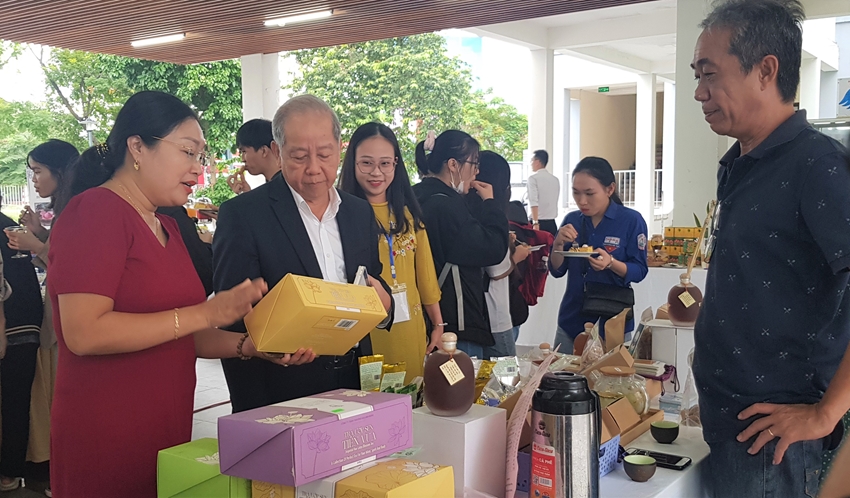 Phó Bí thư Thường trực tỉnh ủy Phan Ngọc Thọ cùng quan khách tìm hiểu các sản phẩm truyền thống Huế bên lề hội thảo 