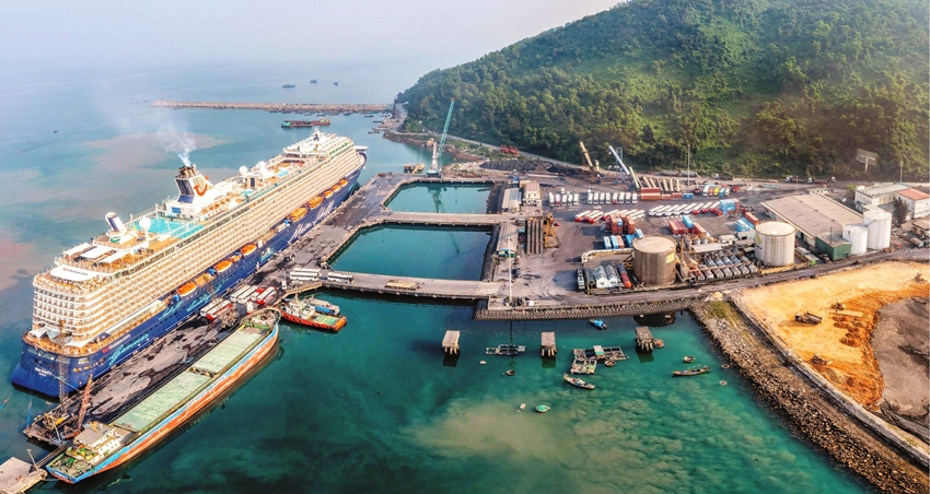 Cảng Chân Mây đón tàu du lịch quốc tế. Ảnh: TUẤN KIỆT 