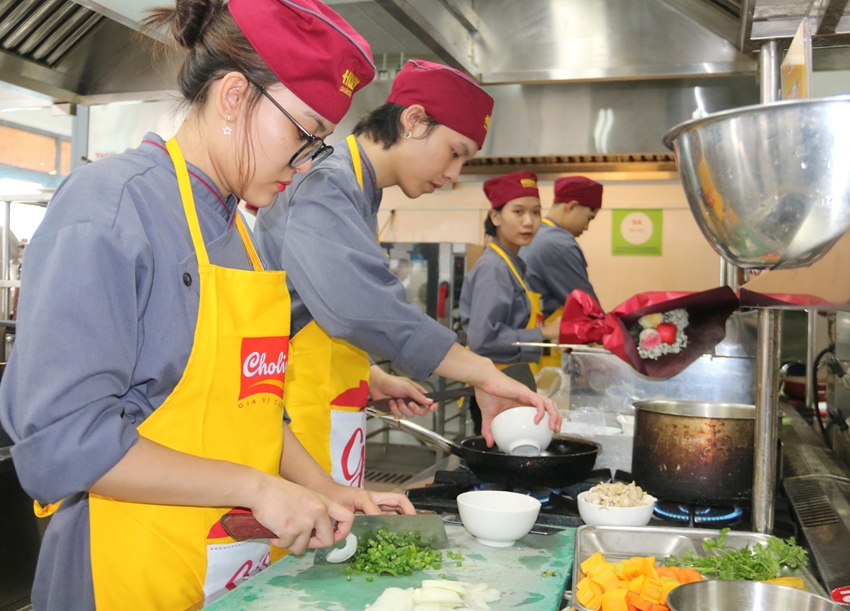 Các đội thi tranh tài chế biến món ăn