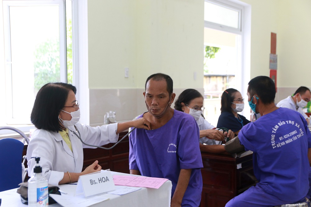 Hoạt động thăm khám cho người khuyết tật thần kinh tâm thần nhân ngày Sức khỏe tâm thần Thế giới