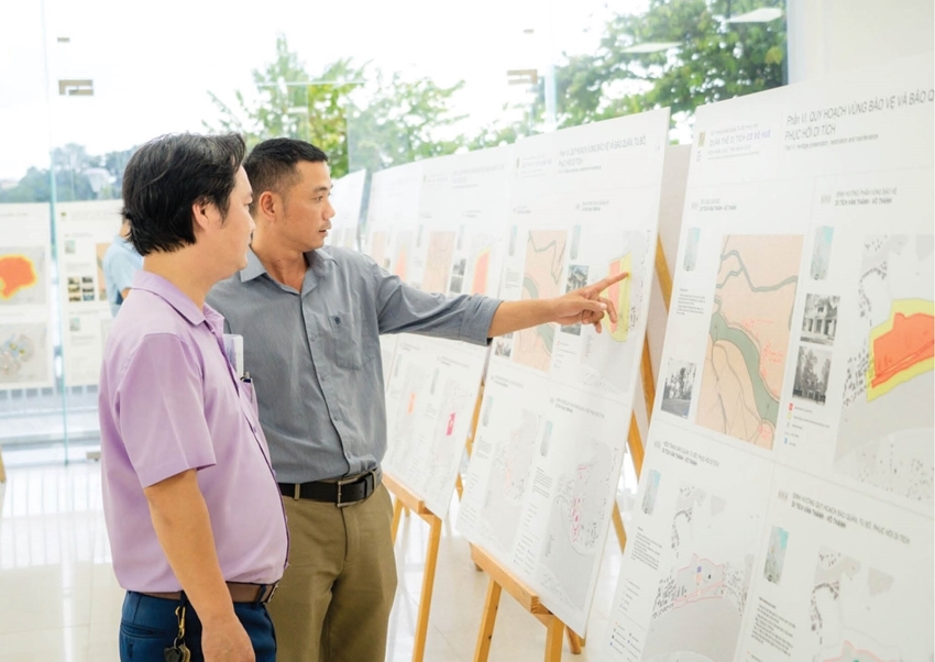 Viewing the detailed planning of the Complex of Hue Monuments until 2030 at the exhibition