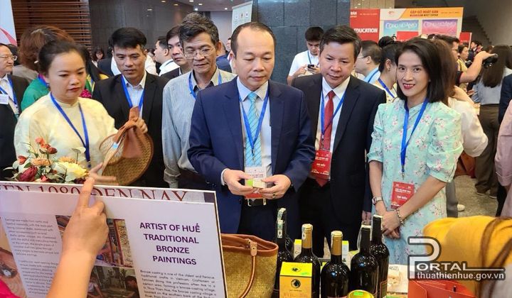 Vice Chairman of the People’s Committee of Thua Thien Hue province Phan Quy Phuong visits Vietnam - Japan typical product display