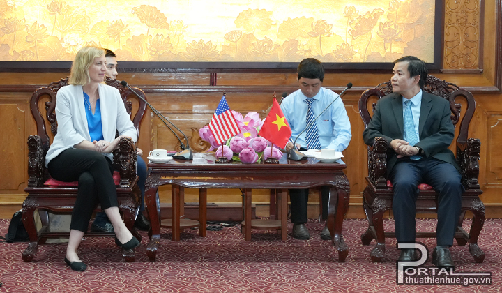 Chairman of the provincial People’s Committee Nguyen Van Phuong receives Ms. Susan Burns - the US Consul General in Ho Chi Minh city
