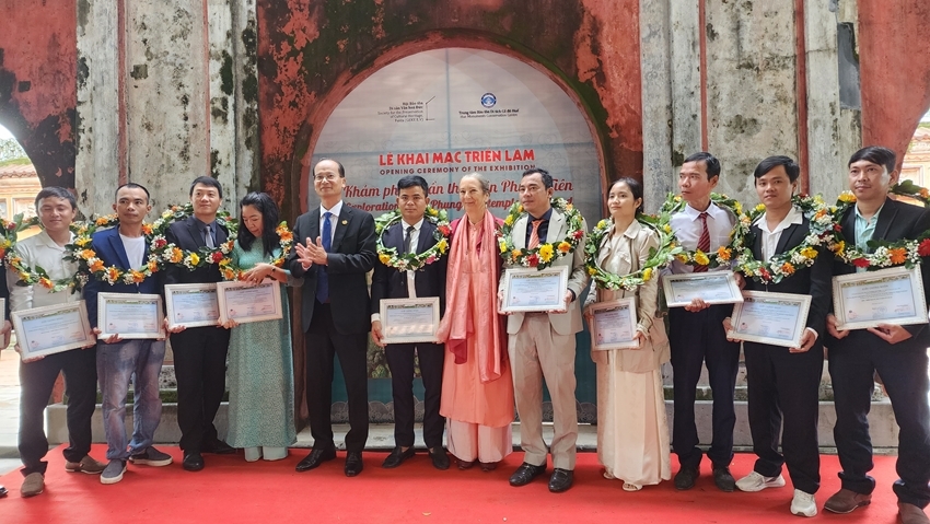  Awarding certificates and certificates of merit to students and members of the project at the opening ceremony of the exhibition