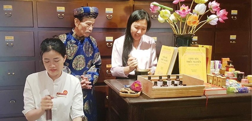  Tourists are experiencing making herbal medicine at Dai Nam Thai Y Duong