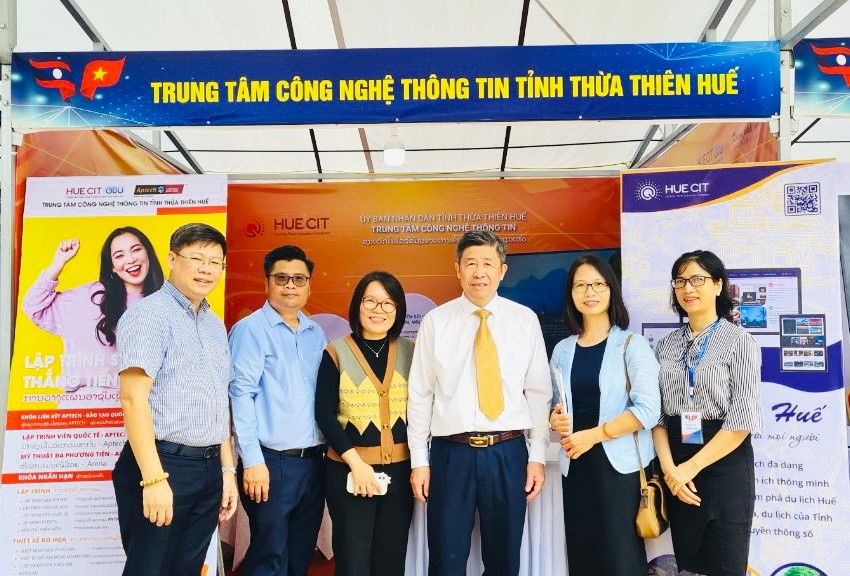 Mr. Khamton Samvong, Minister Counsellor of Education and Culture at the Lao Embassy in Vietnam (third from the right), along with other delegates, visited the booth of the Information Technology Center of Thua Thien Hue province.
