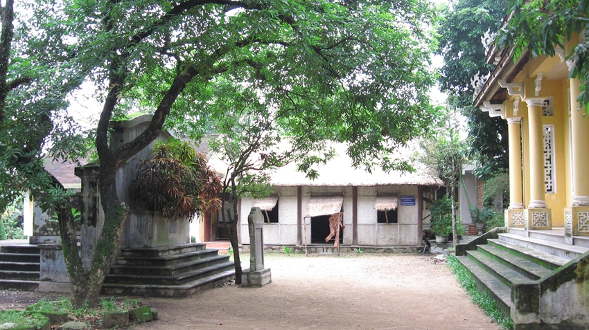Nhà lưu niệm & lăng mộ cụ Phan Bội Châu ở dốc Bến Ngự.