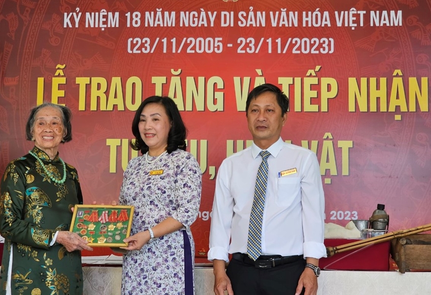 Lãnh đạo Bảo tàng Hồ Chí Minh Thừa Thiên Huế tiếp nhận hiện vật từ người hiến tặng