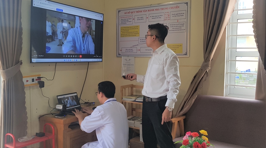 Vận hành thiết bị hỗ trợ tư vấn khám chữa bệnh từ xa tại Trung tâm y tế Phú Vang
