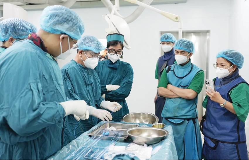 GS. Thống và GS. Minh đang thực hiện lắp máy phá rung nhịp tim tại Bệnh viện Trường đại học Y Dược Huế 