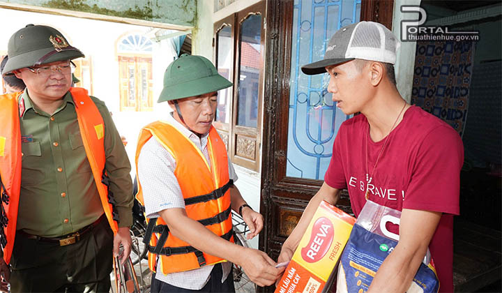Lãnh đạo tỉnh thăm hỏi, động viên các hộ dân ở rốn lũ Quảng Điền
