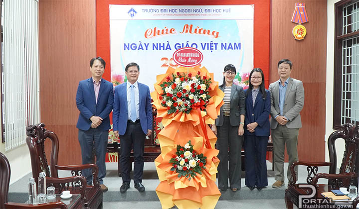 Vice Permanent Chairman of the People’s Committee of Thua Thien Hue province Nguyen Thanh Binh visits Hue University of Foreign Languages
