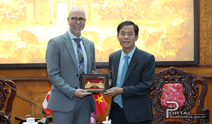 Chairman Nguyen Van Phuong presents gift to the Ambassador