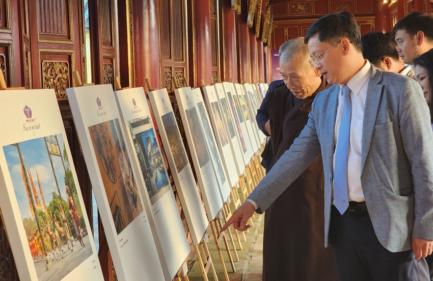  The organization board had selected 50 out of more than 2,500 typical works to organize “Hue in my heart” exhibition.