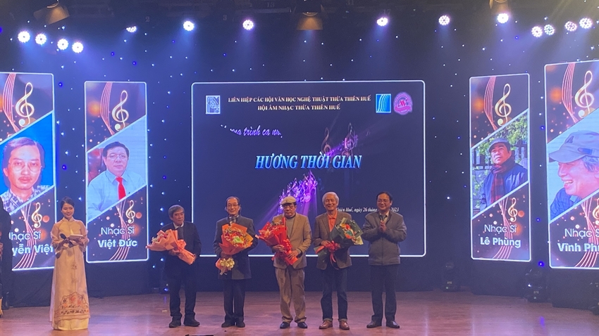 Tặng hoa chúc mừng các nhạc sĩ 
