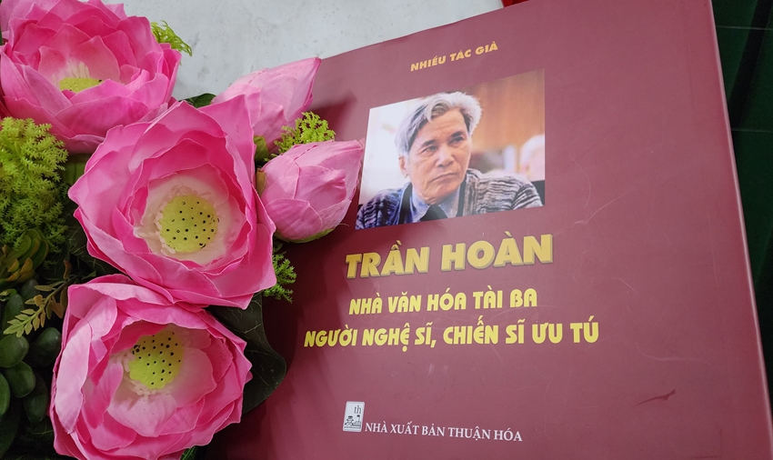  Sách “Trần Hoàn - Nhà văn hóa tài ba, người nghệ sĩ, chiến sĩ ưu tú” được NXB Thuận Hóa phối hợp cùng gia đình nhạc sĩ biên soạn, xuất bản