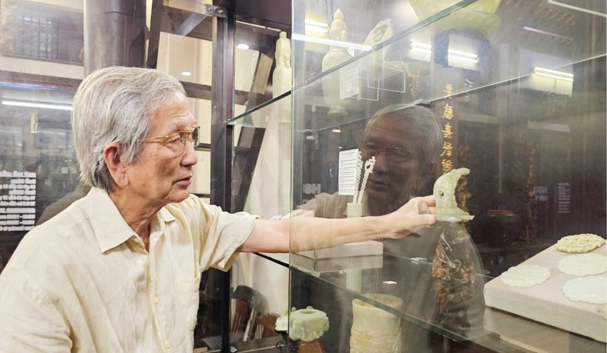  Nhà nghiên cứu Trần Đình Sơn bên những món cổ ngọc trong bộ sưu tập cổ vật của mình