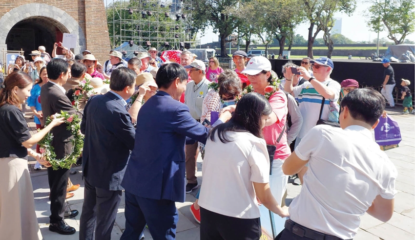 Đón đoàn khách tàu biển quốc tế đến tham quan Cố đô Huế trên siêu du thuyền Diamond Princess. Ảnh: Sở Du lịch