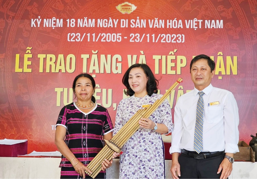 Lãnh đạo Bảo tàng Hồ Chí Minh Thừa Thiên Huế tiếp nhận hiện vật từ một cá nhân hiến tặng 