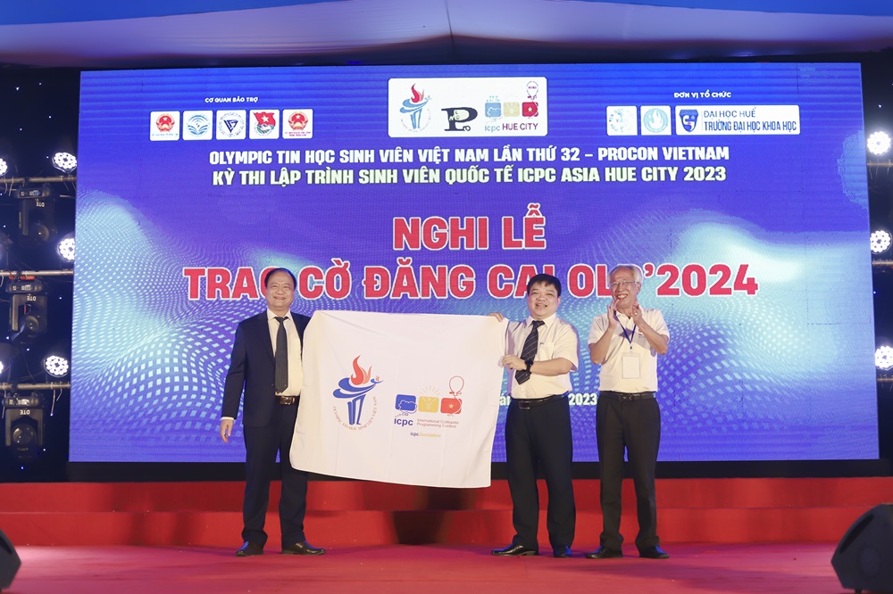 Đại diện lãnh đạo Hội Tin học Việt Nam và Trường Đại học Khoa học, Đại học Huế (đơn vị đăng cai năm 2023) thực hiện nghi thức trao cờ luân lưu đăng cai Olympic và Kỳ thi ICPC Asia Hanoi năm 2024 cho Trường Đại học Công nghiệp Hà Nội