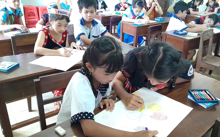 Các em học sinh tham gia giao lưu vẽ tranh