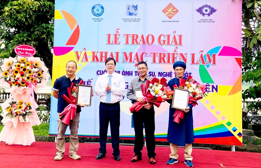  Lãnh đạo UBND TP. Huế trao giải cho các tác giả  có tác phẩm xuất sắc