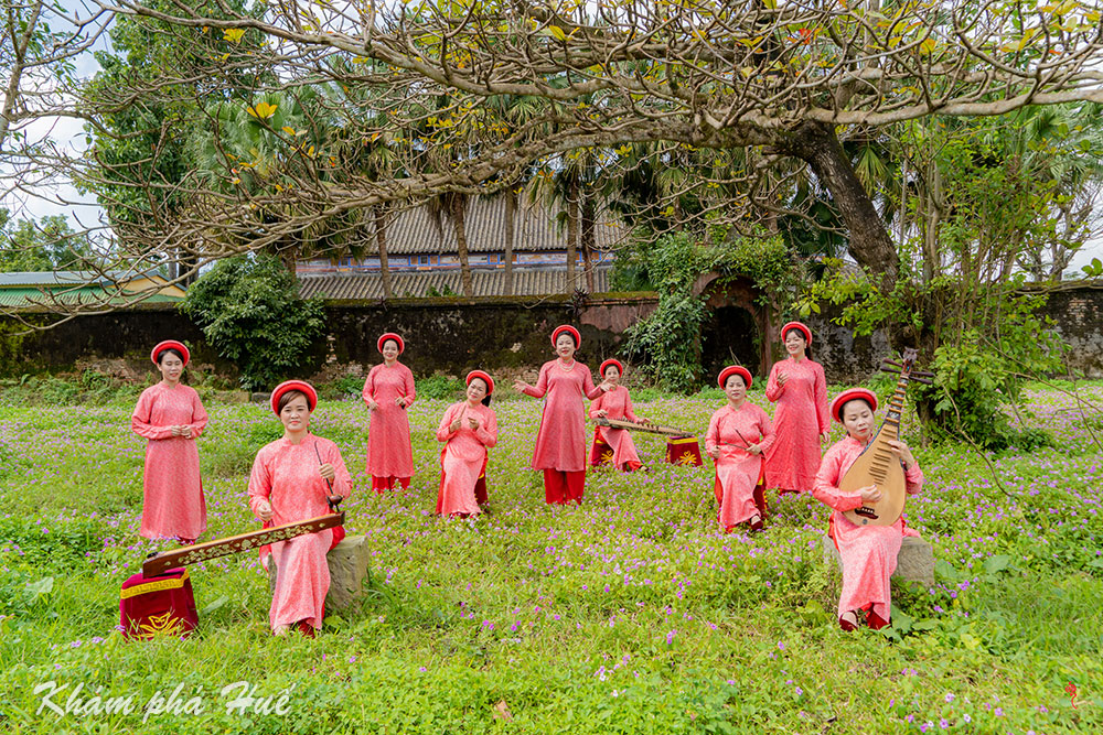 Biểu diễn Ca Huế trong Đại Nội Huế. Ảnh: Bảo Minh