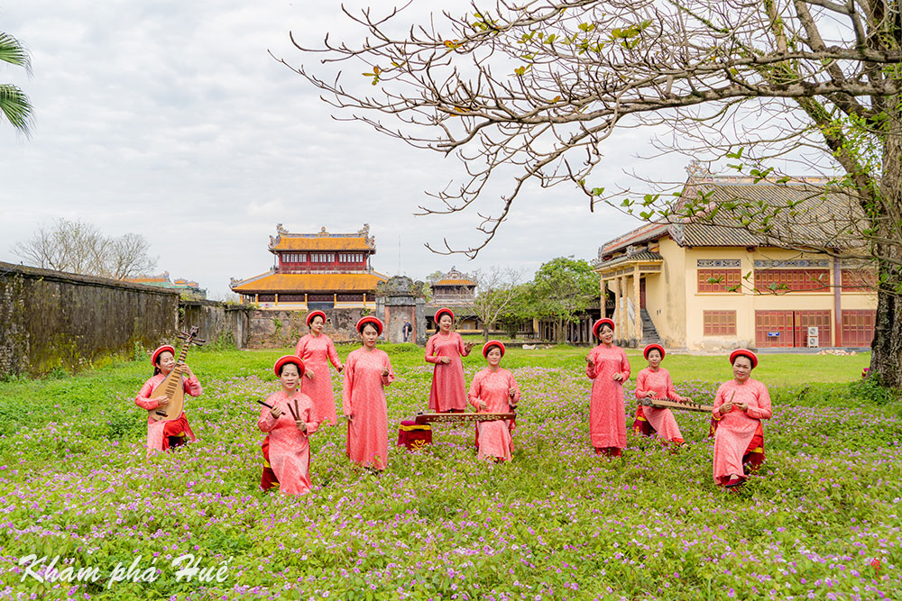 Biểu diễn Ca Huế trong Đại Nội Huế. Ảnh: Bảo Minh