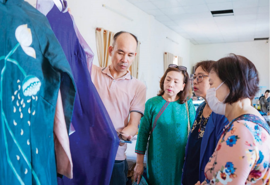 Visitors visit the Ao Dai exhibition and design space of the Designer Doan Trang at Bach Dang Street, Hue City