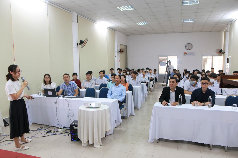 Trường THPT Thừa Lưu tham quan học tập tại Trung tâm CNTT tỉnh Thừa Thiên Huế