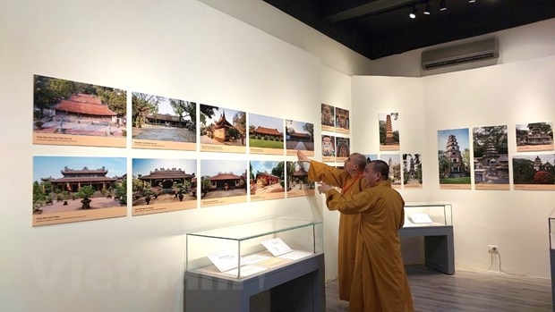Các hòa thượng tham quan triển lãm Kiến trúc Phật giáo Việt Nam-Thống nhất trong đa dạng. (Ảnh: Minh Thu/Vietnam+) 