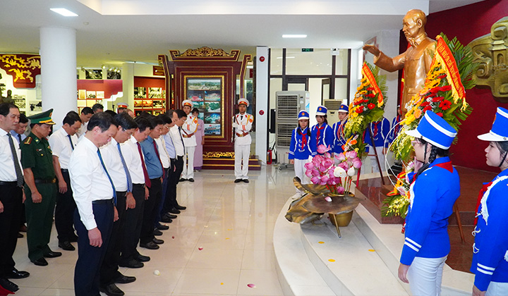 Leaders offer flower and report achievements that Thua Thien Hue province obtained to Uncle Ho