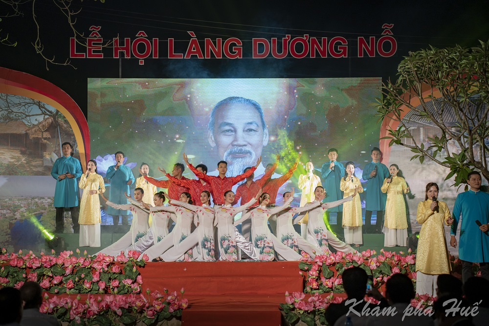An art performance at the opening ceremony of Duong No Village Festival