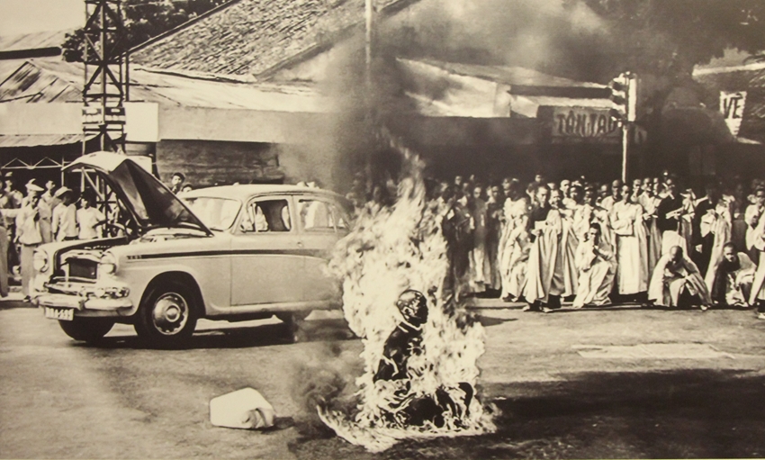 Bồ tát Thích Quảng Đức vì pháp thiêu thân năm 1963 