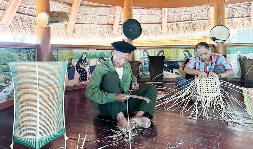 Nghề truyền thống đan lát ở thôn A Xăng, xã Thượng Long