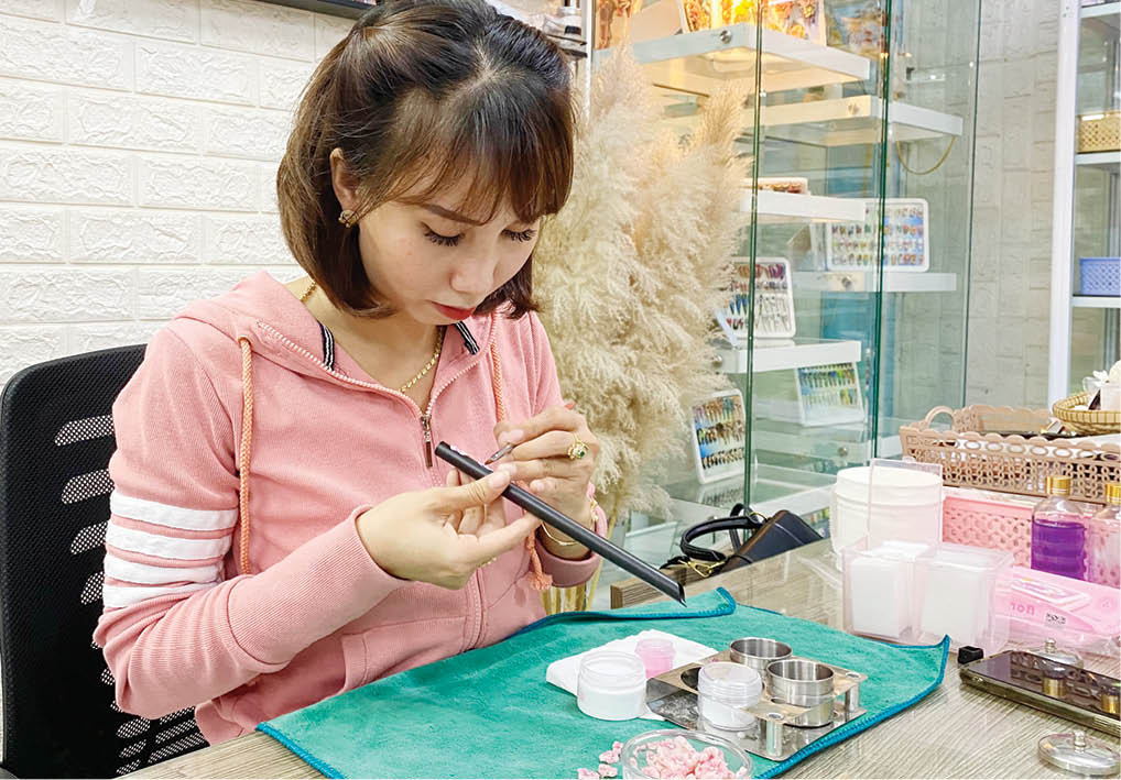 Chị Nguyên Phương tỉ mỉ tạo nên hoa bột