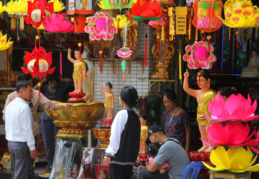 Lồng đèn đón lễ Phật đản được bày bán trên đường phố Huế 