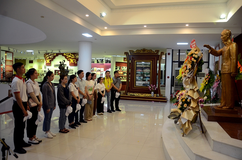  Du khách tham gia tour thăm Bảo tàng Hồ Chí Minh 