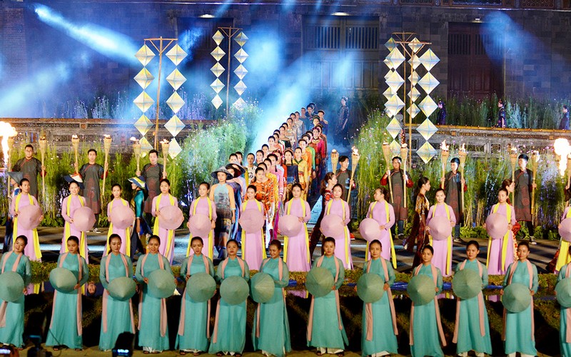 Tiết mục biểu diễn nghệ thuật sử dụng nón lá Huế làm đạo cụ.