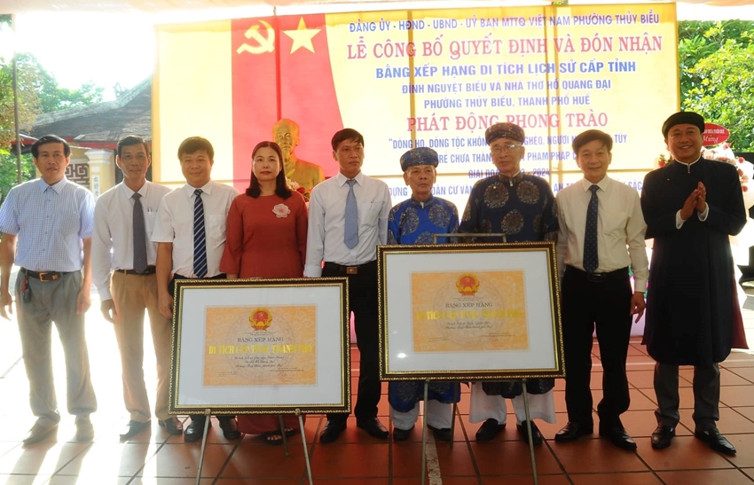 Đình làng Nguyệt Biều và nhà thờ Hồ Quang Đại đón nhận bằng xếp hạng di tích lịch sử cấp tỉnh. Ảnh: BTLS