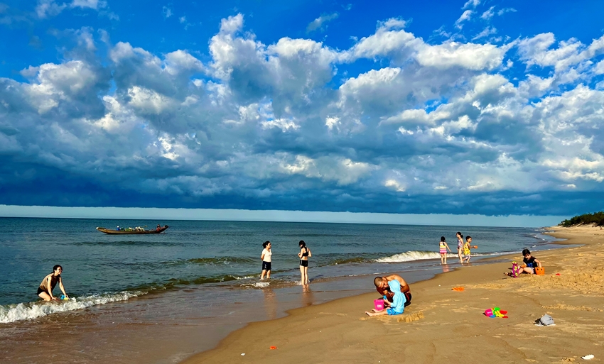  Thuan An beach. Photo: N.H