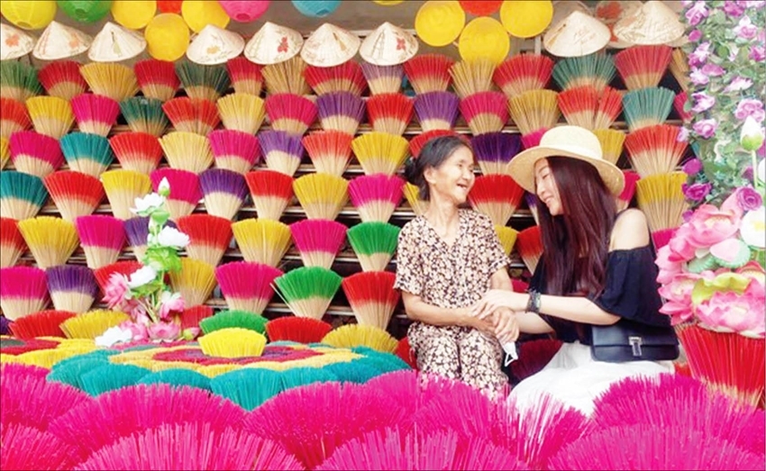 Ms. Thanh Hien, a Tiktoker, meeting artisan in Thuy Xuan incense village (Hue City)