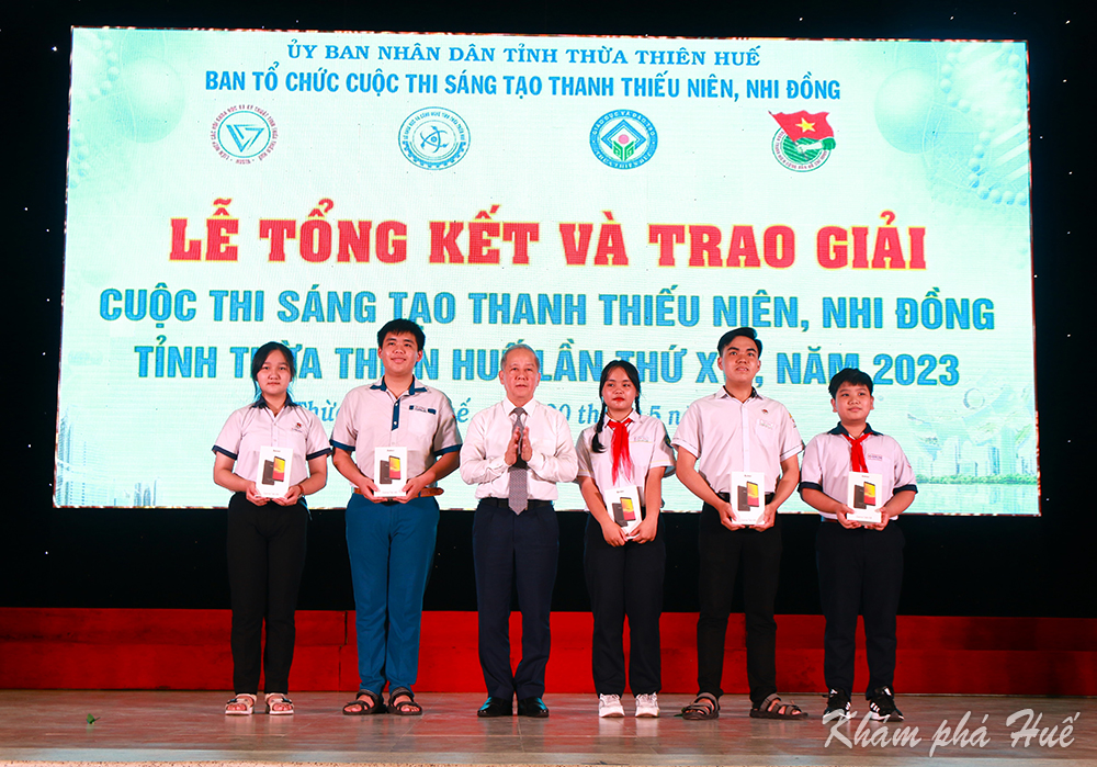 Phó Bí thư Thường trực Tỉnh ủy Phan Ngọc Thọ trao tặng máy tính bảng cho 05 Đề tài xuất sắc nhất Cuộc thi