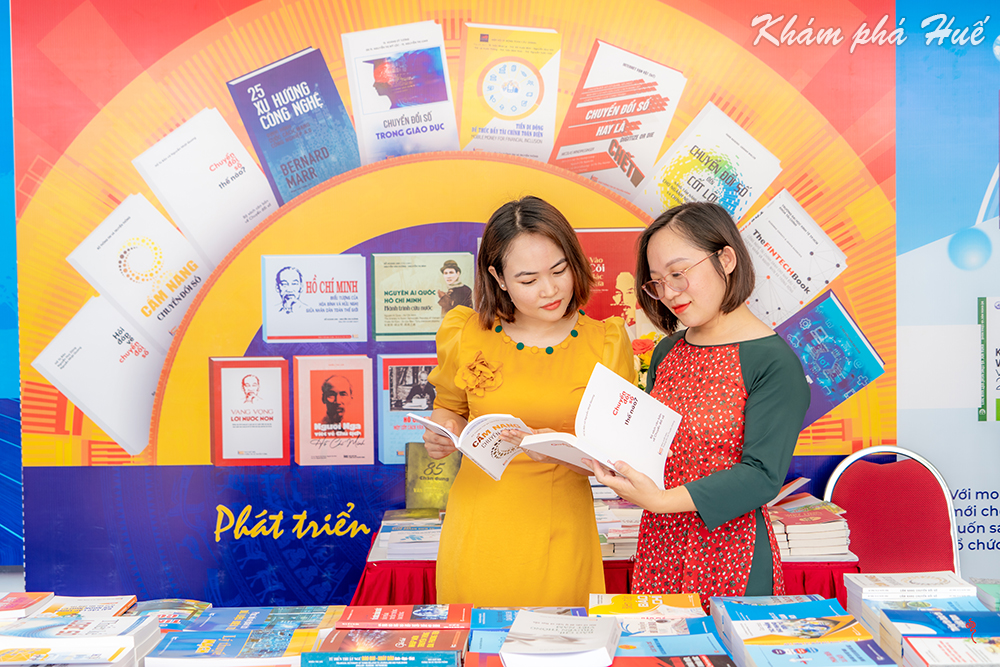 Đọc sách tại Ngày sách và Văn hóa đọc Việt Nam vừa được tổ chức ngày ngày 21/4 tại Quốc Tử Giám, Huế
