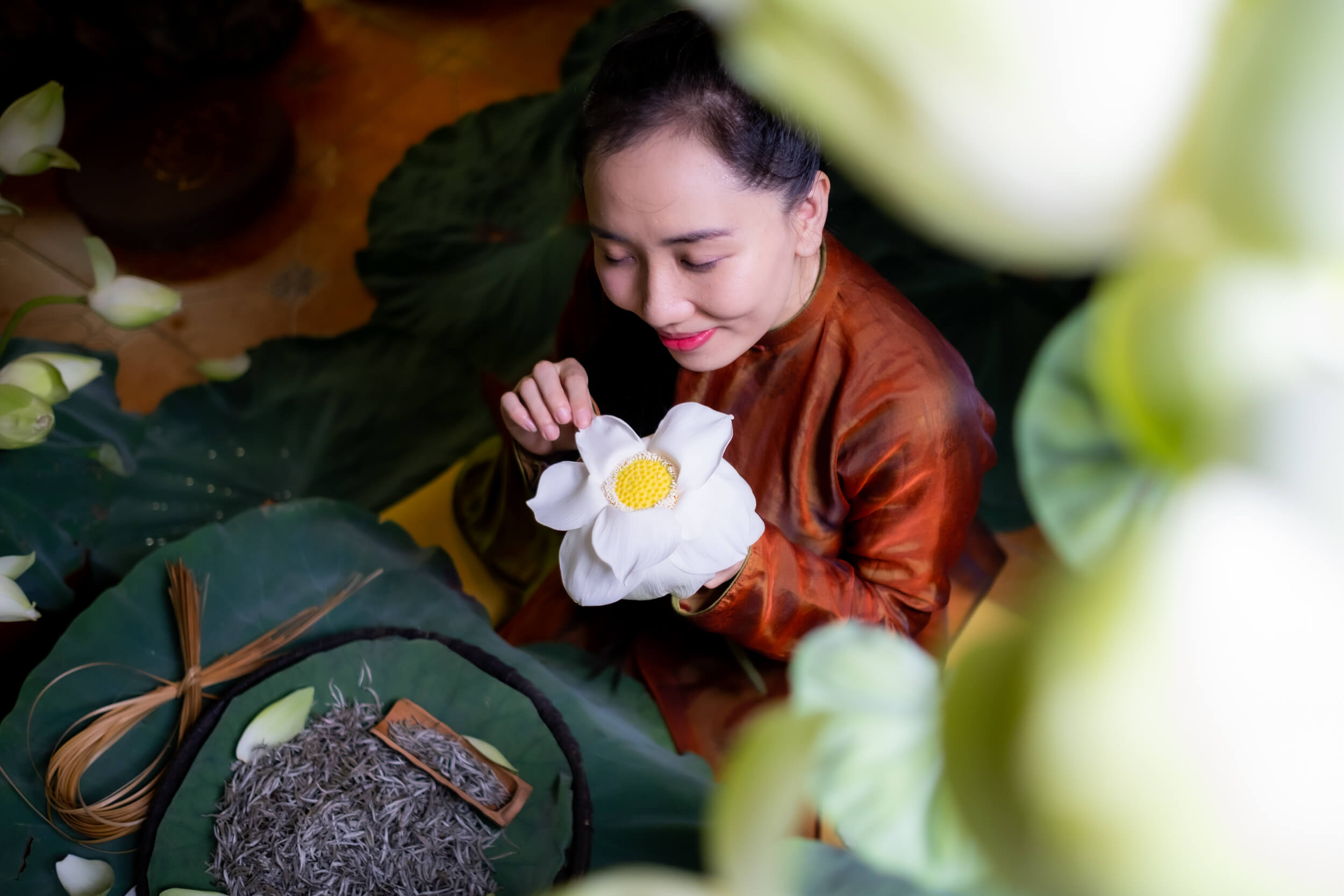 Nghệ nhân trà Trần Thị Thanh Nhị bên sản phẩm trà tự luyện trong không gian Hiên Trà Nhị Độ Mai