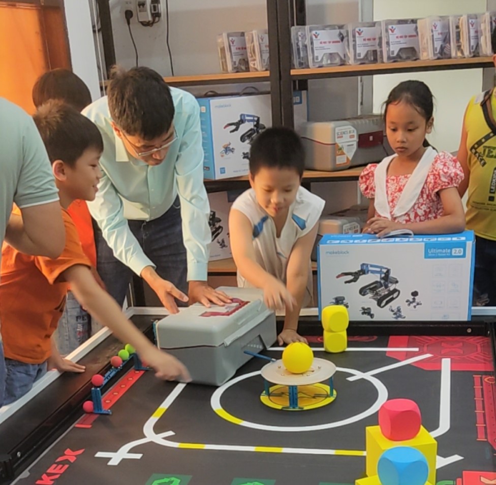 Các em học sinh thích thú với việc học STEM tại HueCIT.edu