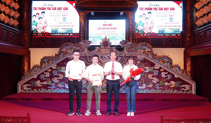 Mr. Hoang Viet Trung, the Director of Hue Monuments Conservation Center (HMCC) presents prize to team winning the contest