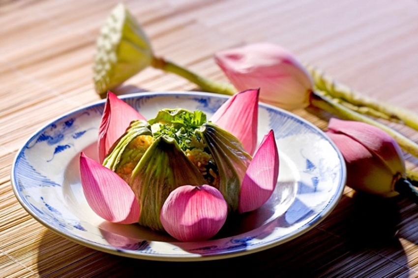 Cơm hấp lá sen 
